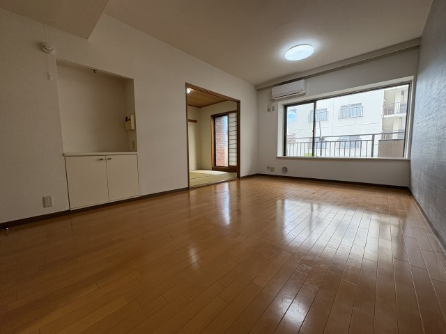 潮ハイツの居間・リビング