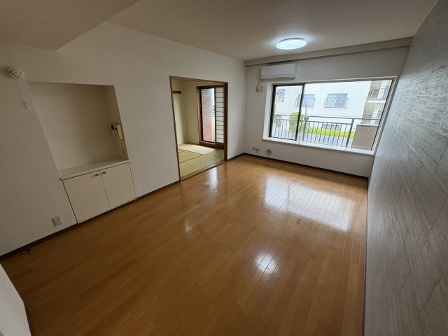 潮ハイツの洋室