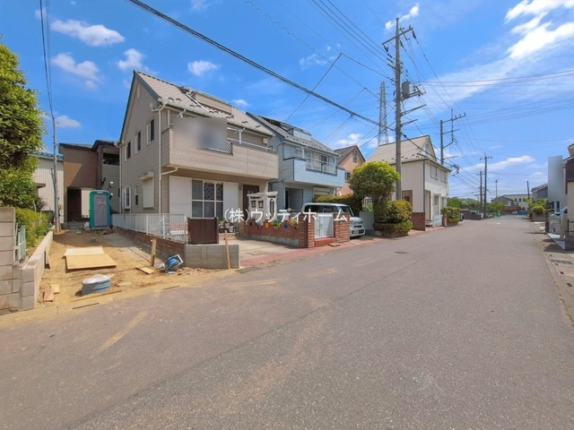 春日部市豊野町1丁目　新築一戸建ての前面道路含む現地写真