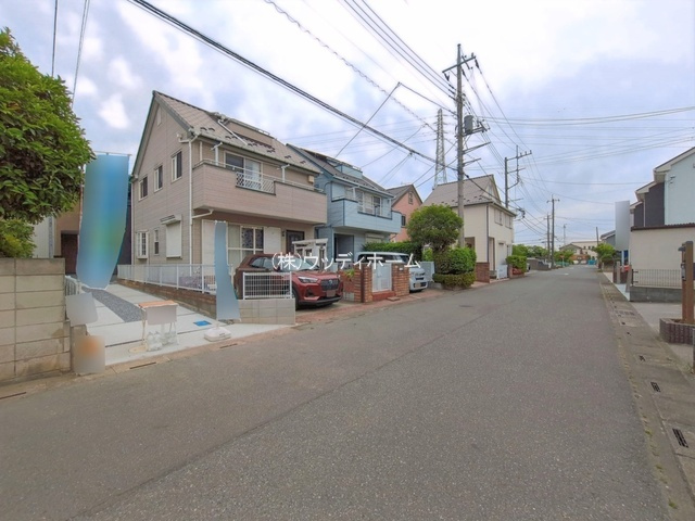 春日部市豊野町1丁目　新築一戸建ての前面道路含む現地写真