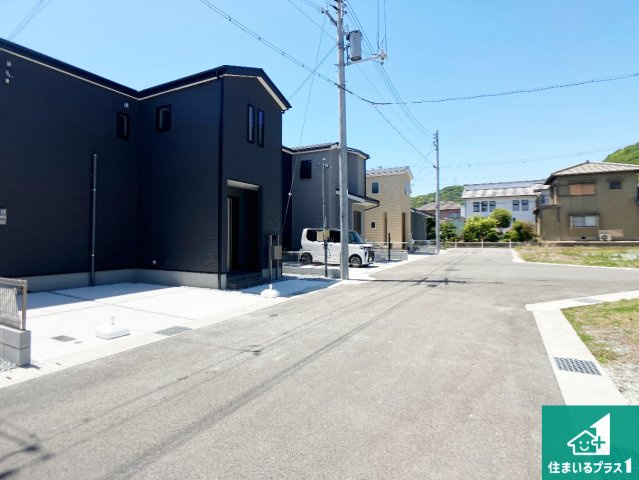 姫路市広畑区則直　第3期　新築一戸建ての前面道路含む現地写真|周辺は閑静な住宅街！前面道路広々で車の出し入れも便利です。駐車が苦手な方でも安心して車庫入れできます！
