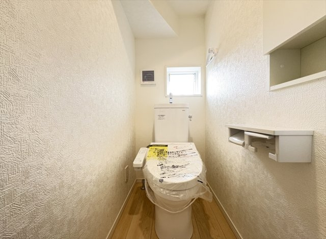 【トイレ】 | 富士見市下南畑　新築一戸建住宅　全3棟　(志木本店) | 1階トイレ／家族を感染症から守る温水洗浄便座を完備。