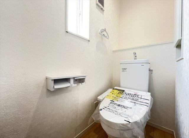 【トイレ】 | 富士見市下南畑　新築一戸建住宅　全3棟　(志木本店) | 2階トイレ／衛生用品やトイレットペーパー、掃除グッズの保管に便利な壁面収納付でスッキリしたトイレ空間を維持できます。