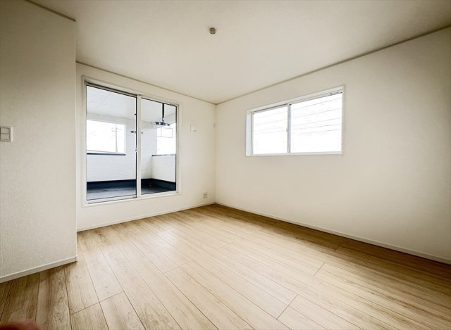 【洋室】 | 富士見市下南畑　新築一戸建住宅　全3棟　(志木本店) | ルーフバルコニーに面しているので外からの視線を気にせずのびのびお過ごしいただけます。