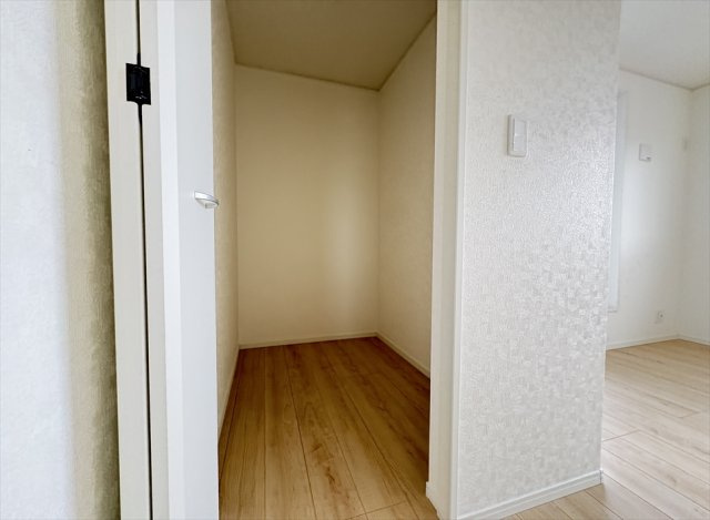 【収納】 | 富士見市下南畑　新築一戸建住宅　全3棟　(志木本店) | 1.5帖のゆとりあるWICは内部に枕棚がないため、天井近くまで空間を自由に使えます。