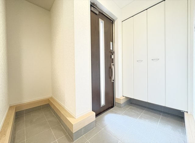 【玄関】 | 富士見市下南畑　新築一戸建住宅　全3棟　(志木本店) | ベビーカーやアウトドア用品の保管に便利なシューズインクロークや大容量のシューズボックスで、玄関がスッキリと片付きます。