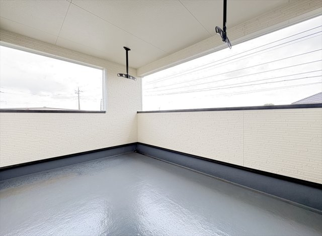 【バルコニー】 | 富士見市下南畑　新築一戸建住宅　全3棟　(志木本店) | 2部屋から行き来できるので家事動線も良好です。