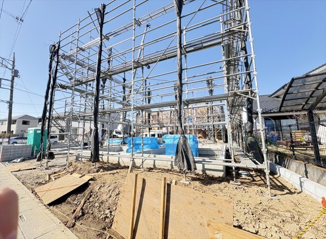 【外観】 | 富士見市下南畑　新築一戸建住宅　全3棟　(志木本店) | 販売現地／2026年3月5日撮影　
制震装置「SAFE365」搭載で永く安心してお住まいいただけます。