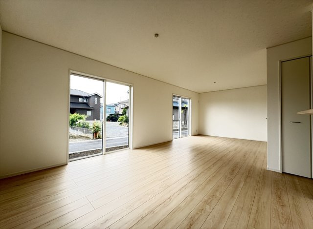 【居間・リビング】 | 富士見市下南畑　新築一戸建住宅　全3棟　(志木本店) | 独立したLDKはエアコンの冷暖気が室外に逃げにくいので省エネにもつながります。
小中学校まで徒歩8分でお子様の通学も安心便利です。