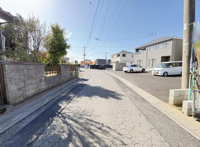 【前面道路含む現地写真】 | 富士見市下南畑　新築一戸建住宅　全3棟　(志木本店) | 前面道路の様子／
交通量の少ない閑静な住宅地。