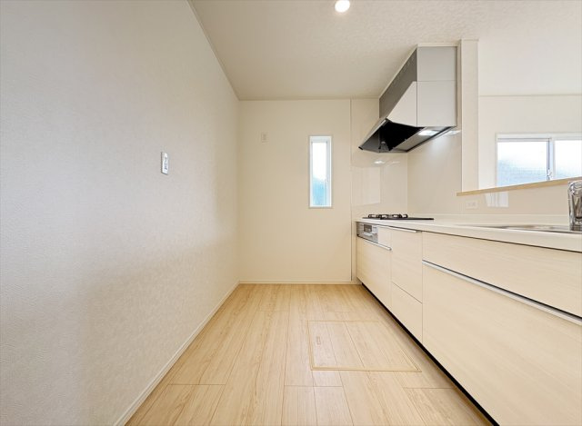 【キッチン】 | 富士見市下南畑　新築一戸建住宅　全3棟　(志木本店) | 奥に入ってる物もサッと取り出しやすいスライド収納は奥まで一目で確認できるので調味料などの在庫管理にも便利です。