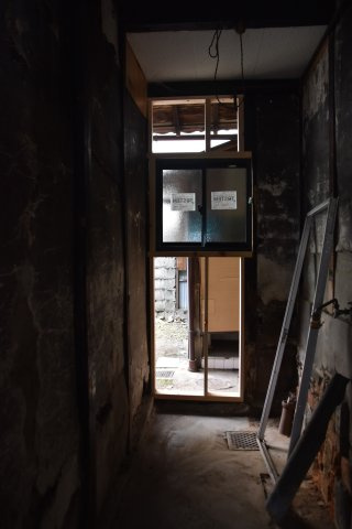 京都紫野 まちに愛される、すっぴん京町家の内装|黒い壁がたまらなくいい表情