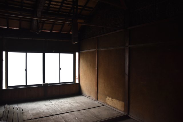京都紫野 まちに愛される、すっぴん京町家の内装|2階には大きな窓。光と陰が美しい空間