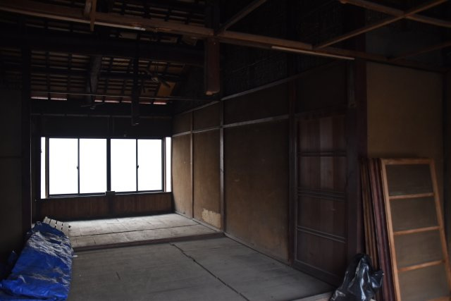 京都紫野 まちに愛される、すっぴん京町家の内装|屋根裏と小屋組みを活かした空間づくりを