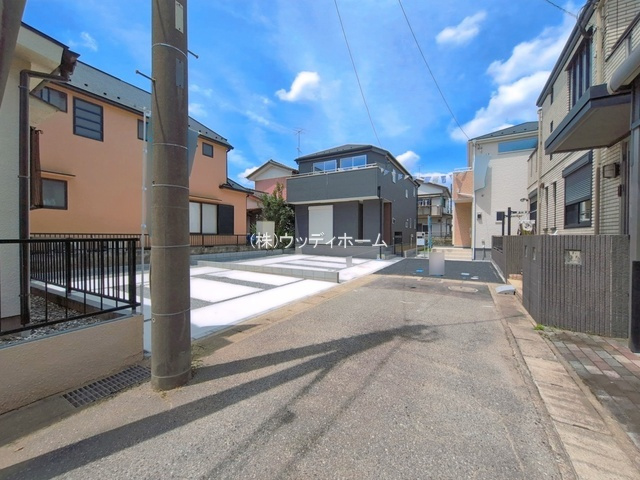 春日部市備後東20期　新築一戸建て　1号棟の前面道路含む現地写真