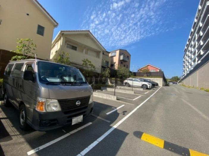 Brillia City千里丘の駐車場