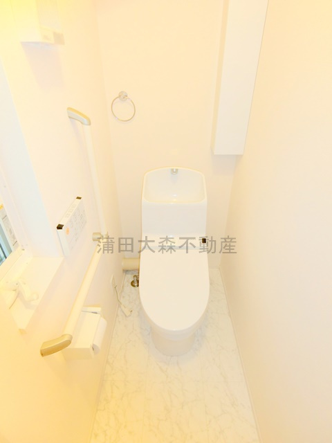 山王2丁目戸建のトイレ|1階のトイレ　窓と温水洗浄便座付き