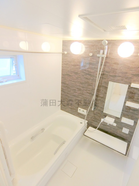 山王2丁目戸建の浴室|窓と追焚+浴室暖房乾燥機付きのお風呂　バスルーム