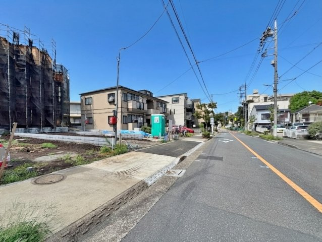 練馬区平和台1丁目 全3棟 1号棟の前面道路含む現地写真|南東側公道に面する全3区画
敷地前には歩道を設けているので小さなお子様も安心です

