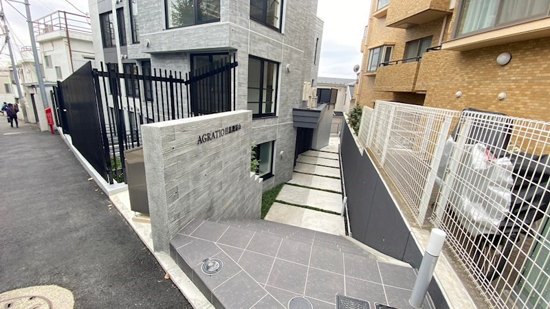 AGRATIO目黒諏訪山のエントランス