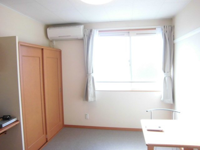 レオパレスカリヤドＫ　Ｅの居間・リビング