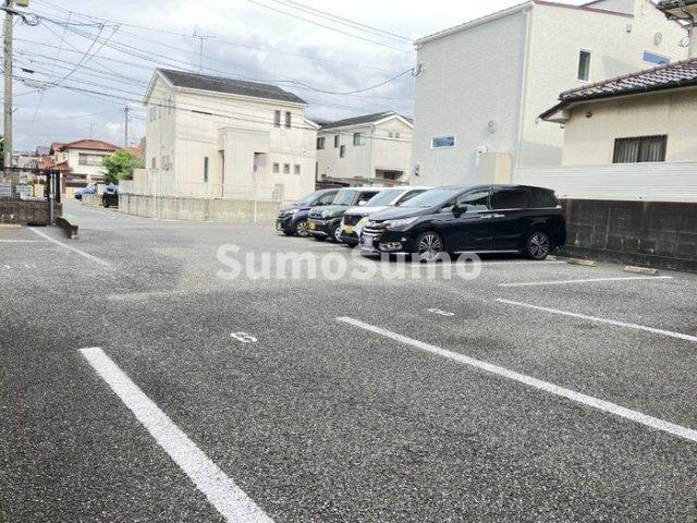 ルポ・ウィスタリアの駐車場