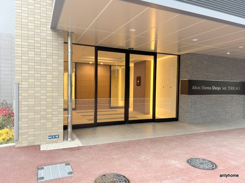 Alivis Shimo-Shinjo SoL TERRACE　仲介手数料無料のエントランス