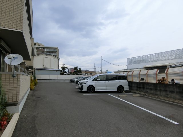 ライトフレーバー千里丘の駐車場