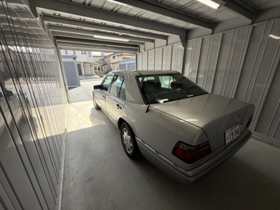 【内装】 | グリーンヒルガレージ都賀 | 往年のベンツW124のサイズなら内部はこの余裕！