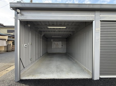 【外観】 | グリーンヒルガレージ都賀 | こちらはEV対応Cタイプです（全3庫）　間口2.84ｍ　奥行6.27ｍ　高さ2.11ｍ　（Dタイプと同寸）