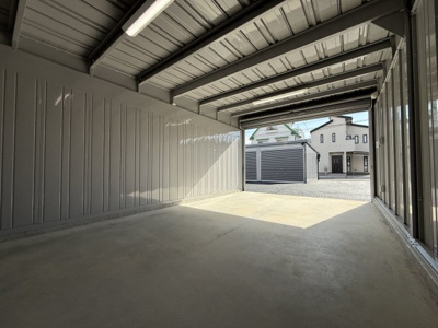 【内装】 | グリーンヒルガレージ都賀 | 全庫シャッターは手動です