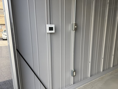 【設備】 | グリーンヒルガレージ都賀 | 各庫SECOMセキュリティ付きです　コンセントは1か所2口