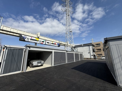 【外観】 | グリーンヒルガレージ都賀 | JR都賀駅から徒歩5分の場所にあるバイク用8庫・自動車用11庫の貸しガレージです