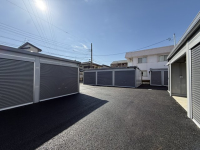 【外観】 | グリーンヒルガレージ都賀 | 奥がEV対応Cタイプ　右が間口の広いBタイプ　左がBタイプ(Cタイプと同寸)です