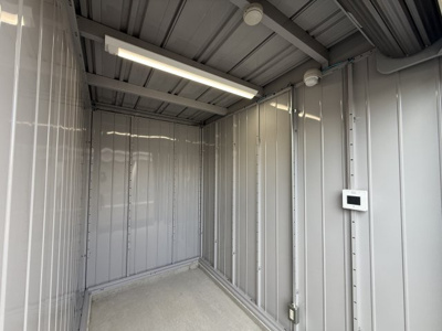 【内装】 | グリーンヒルガレージ都賀 | 奥のライトは人感センサーで点灯します