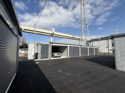 【外観】 | グリーンヒルガレージ都賀 | こちらは間口の広いBタイプ（全５庫）