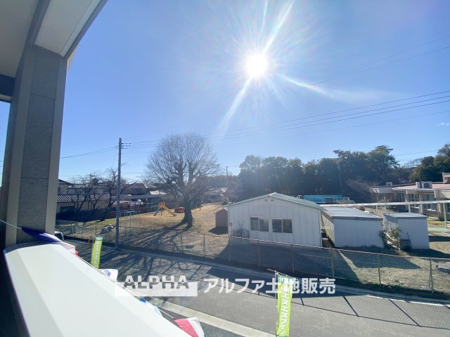昭島市拝島町３丁目の新築一戸建の展望|【Balcony】◆バルコニー◆日当たりの良いバルコニーは、洗濯物がよく乾くだけでなく、外の空気を感じながらひと息つける場所。暮らしに心地よい余白をもたらします。