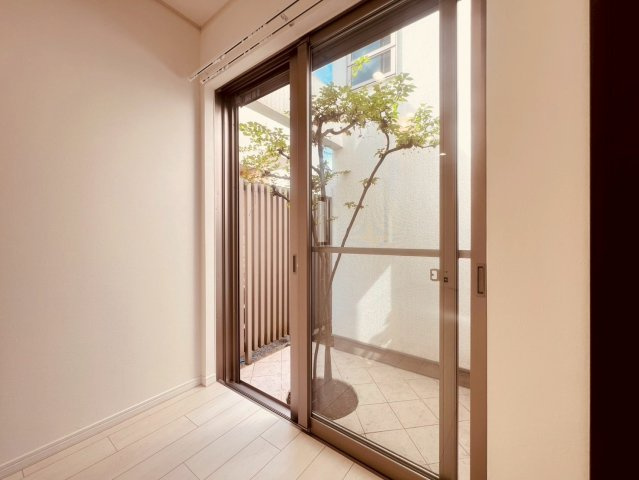 【その他】 | 杉並区桃井１丁目　中古戸建て | 外の光と風を感じられるパティオで、くつろぎの時間を楽しめます
