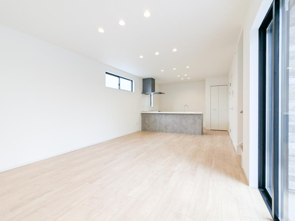 【KIS】小平市小川町12期の居間・リビング|約17.6帖のゆったりリビング。家族でテーブルを囲む素敵な時間をお愉しみ下さい。　