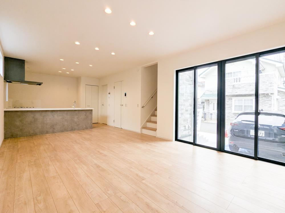 【KIS】小平市小川町12期の居間・リビング|大きな窓のあるリビングは、陽光あふれる明るい空間です。居心地良く、ご家族皆がゆったり寛げる憩いの空間となりそうです。