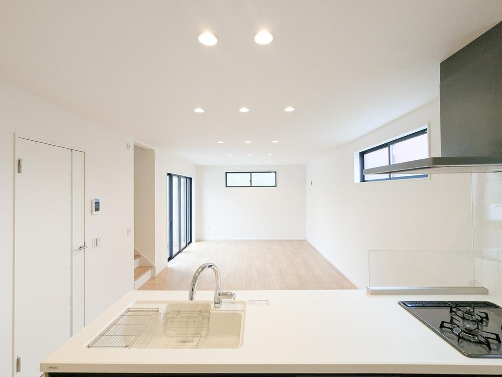 【KIS】小平市小川町12期の居間・リビング|キッチンからリビング全体を見渡せる対面キッチンプランを採用！