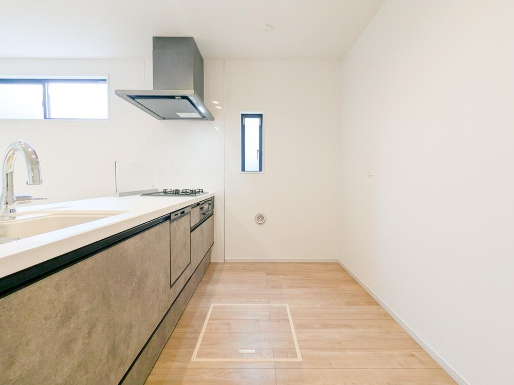 【KIS】小平市小川町12期のキッチン|食器洗乾燥機+浄水器を搭載したシステムキッチン。コンロ横には小窓があるため、お料理中もスムーズに換気ができます。