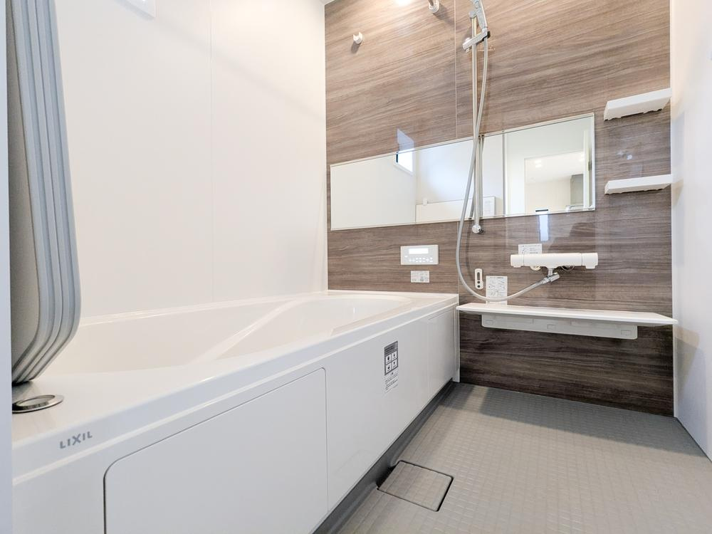 【KIS】小平市小川町12期の浴室|一日の疲れを癒すための心地よいバスタイムを演出する浴室はゆとりあるサイズを採用。