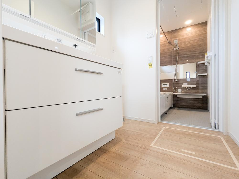 【KIS】小平市小川町12期の洗面所|３面鏡で髪のセットやお化粧もストレスなくこなせ、朝から気分良く通勤通学に向かえそうですね！鏡の裏にはたっぷりと収納スペースを標準装備！