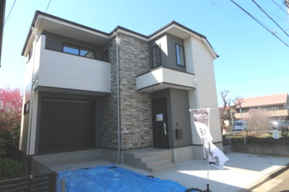 【KIS】小平市小川町12期の外観|来客時や駐輪スペースとしても利用可能なカースペース2台可（車種による）