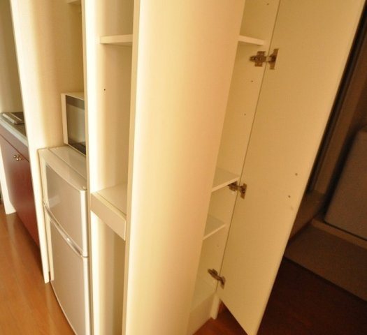 レオパレスエンジェルのその他|キッチン横収納