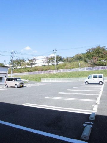 ファイン　イーストの駐車場