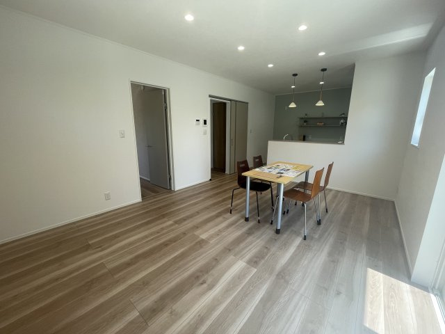 【居間・リビング】 | 【新築分譲住宅】天童市柏木町二丁目　全3棟 | 【Living room】
広々としたリビングダイニングは、シックでモダンな内装。落ち着いた雰囲気に包まれて、伸びやかな空間の中で、ゆったりと家族団らんのひとときを過ごせます。