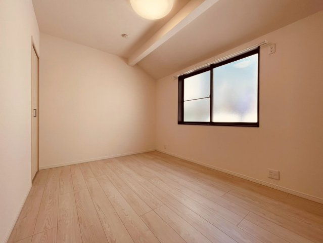 【洋室】 | 杉並区南荻窪２丁目　中古戸建て | 明るく風通しの良い洋室で、快適に過ごせる居住空間です