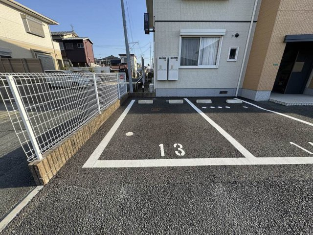 クレース・モール　Ａ棟の駐車場|駐車場があるので、車を買う予定の方も安心です